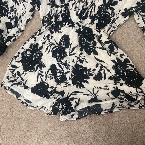 Black and White Floral Romper - Picture 4 of 4
